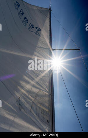 Barca a vela e il montante contro sky, Toronto, Canada Foto Stock