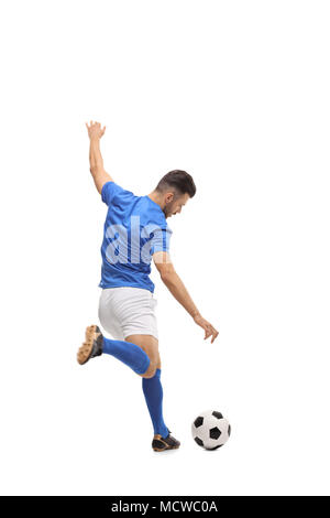 Lunghezza piena vista posteriore colpo di un giocatore di calcio calci un calcio isolati su sfondo bianco Foto Stock