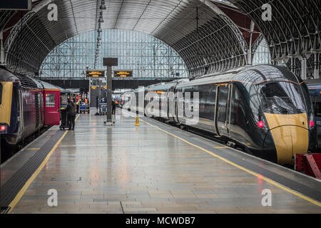 Hitachi costruito classe 800 Intercity Express Treno Arrivando alla stazione di Paddington, London, Regno Unito Foto Stock