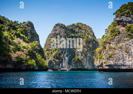 Vista panoramica di Loh samah bay con cielo blu e acqua, Phi Phi Island, Thailandia Foto Stock