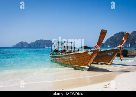 Vista panoramica delle due tradizionali Thai long tail barche sulla spiaggia di Phi Phi island (Ko Phi Phi), Tailandia Foto Stock