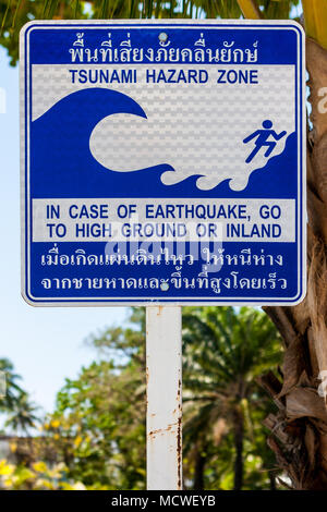 Segnale di avvertimento per indicare i percorsi di evacuazione in caso di tsunami. Isola di Phi Phi, Thailandia. Foto Stock