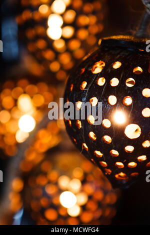 Dettaglio di alcuni guscio di noce di cocco lampade presso il mercato del fine settimana di Chatuchak, Bangkok, Thailandia. Foto Stock