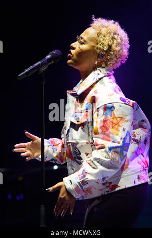 Emeli Sande effettuando al cittadino globale evento live tenutosi presso il 02 Brixton Academy di Londra. Foto Stock