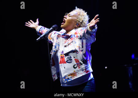 Emeli Sande effettuando al cittadino globale evento live tenutosi presso il 02 Brixton Academy di Londra. Foto Stock