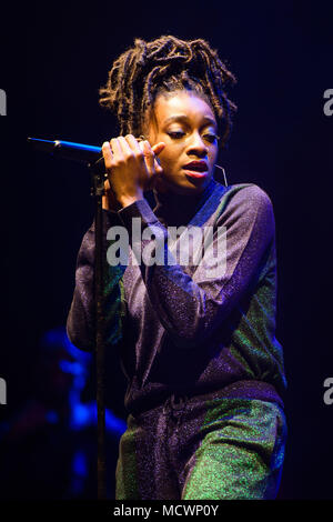 Poco Simz effettuando al cittadino globale evento live tenutosi presso il 02 Brixton Academy di Londra. Foto Stock