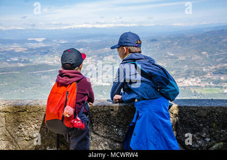 Giovani Fratelli fermarsi e godersi la vista della campagna circostante come si vede dall'abbazia benedettina di Santa Maria de Montserrat in Catalogna, Spagna. Foto Stock