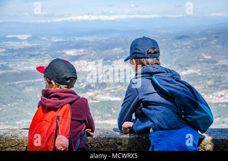 Giovani Fratelli fermarsi e godersi la vista della campagna circostante come si vede dall'abbazia benedettina di Santa Maria de Montserrat in Catalogna, Spagna. Foto Stock