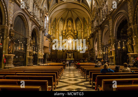 Una vista dell'interno della basilica presso l abbazia benedettina di Santa Maria de Montserrat Abbazia di Montserrat, Spagna. Foto Stock