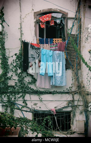 Vecchia immagine del servizio lavanderia essiccazione su una linea di abbigliamento al di fuori di una finestra in Casablanca, Marocco Foto Stock