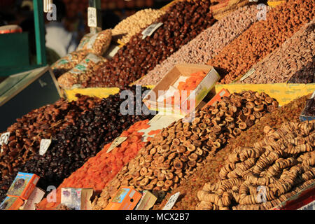 Datteri, albicocche e altri frutti in esposizione presso il mercato alla famosa Piazza Jemaa El Fnaa di Marrakech, Marocco Foto Stock