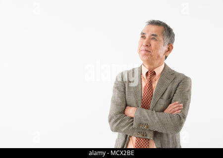 Senior uomo con le braccia incrociate Foto Stock