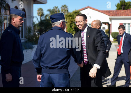 Adm posteriore. Todd Sokalzuk, Commander, undicesima Coast Guard District, accoglie gli Stati Uniti vice procuratore generale Rosenstein asta di Coast Guard Settore San Diego San Diego il 2 marzo 2018. Durante la visita si è discusso della Coast Guard la strategia nel Pacifico orientale e il partenariato tra la Guardia Costiera e il Dipartimento di Giustizia. (U.S. Coast Guard foto di Sottufficiali di 2a classe di Joel Guzman/rilasciato) Foto Stock