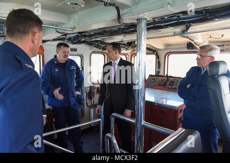 Master Chief Petty Officer John Bowen, Dirigente, Guardacoste Petrel, Stati Uniti vice procuratore generale asta Rosenstein, posteriore Adm. Todd Sokalzuk, Commander, undicesima Coast Guard District e il cap. Giuseppe Buzzella, Commander, Coast Guard Settore San Diego, discutere Petrel del ruolo di protezione della frontiera marittima a bordo del Petrel al settore San Diego, Marzo 2, 2018. Durante la visita, Rosenstein ha ricevuto un tour delle strutture e attività nel settore di San Diego e discusso la Coast Guard la strategia nel Pacifico orientale. (U.S. Coast Guard foto di Sottufficiali di 2a classe di Joel Guz Foto Stock