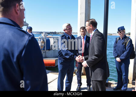 Stati Uniti il vice procuratore generale Rosenstein asta grazie Adm posteriore. Todd Sokalzuk, Commander, undicesima Coast Guard District, dopo la sua visita a Coast Guard Settore San Diego, Marzo 2, 2018. Durante la visita si è discusso della Coast Guard la strategia nel Pacifico orientale e il partenariato tra la Guardia Costiera e il Dipartimento di Giustizia. (U.S. Coast Guard foto di Sottufficiali di 2a classe di Joel Guzman/rilasciato) Foto Stock