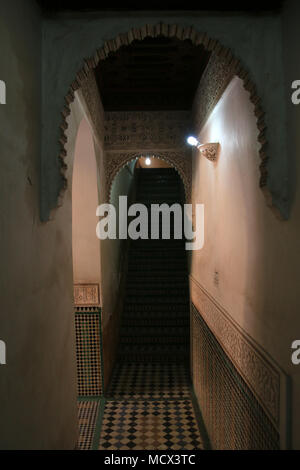 Pavimento piastrellato e pareti di una rampa di scale al Ben Youssef Madrasa (Qur'Anic scuola) a Marrakech, Marocco Foto Stock