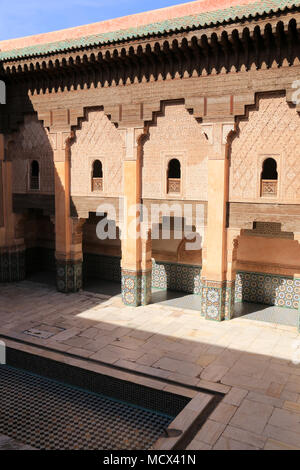 Colonnato intorno al cortile interno del Ben Youssef Madrasa (Qur'Anic scuola) a Marrakech, Marocco Foto Stock