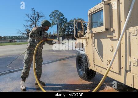 Fort Stewart, Ga., 4 marzo 2018 - Un artilleryman da Alfa batteria, 1° Battaglione, 118a Campo artiglieria, Springfield, Ga., pulisce la sua Humvee dopo un weekend di fuoco vivo esercizio durante il weekend di perforazione. La batteria guidato a casa oggi dopo equipaggio live fire qualifiche il venerdì e il sabato. Foto Stock