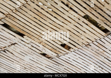 Vecchio a graticcio soffitto in fase di ristrutturazione Foto Stock