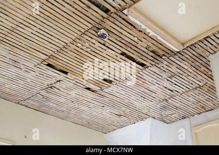 Il vecchio intonaco e listello il soffitto di una casa Foto Stock