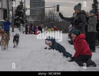 La 46a corsa annuale Iditarod Trail Sled Dog Race fu condotta in Alaska nel 2018 con una partenza cerimoniale di 11 miglia ad Anchorage il 3 marzo. Il percorso si estende per circa 1.000 km fino a nome sul Mare di Bering. L'immagine d'archivio registra i musher partecipanti e le squadre di cani da slitta all'inizio ufficiale dell'evento endurance. Foto Stock