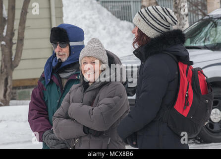 La 46th Annual Iditarod Trail Sled Dog Race è stata la corsa del 2018 della gara di cani da slitta a lunga distanza dell'Alaska, a partire da un inizio cerimoniale di 11 miglia ad Anchorage il 3 marzo 2018, prima del percorso di 1.000 miglia per nome sulla costa del Mare di Bering. L'immagine d'archivio documenta i musher e le squadre di cani all'inizio ufficiale dell'evento noto come "l'ultima grande corsa sulla Terra". Foto Stock
