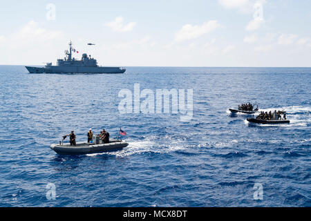 180304-N-LN093-0196 sul Mare del Sud della Cina (4 marzo 2018) velisti assegnati al Arleigh Burke-Class guidato-missile destroyer USS Michael Murphy (DDG 112) condotta rigida-scafo gommone operazioni con French Frigate FNS Vendemiaire marinai durante il passaggio di un esercizio. Michael Murphy è operativo nell'Oceano Pacifico come parte del Carl Vinson Carrier Strike gruppo. (U.S. Foto di Marina di Massa Specialista comunicazione classe terza Jasen MorenoGarcia/rilasciato) Foto Stock