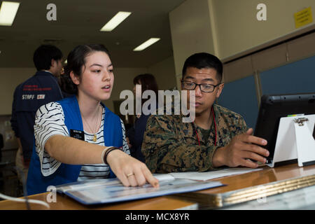 Il Marine Aerial Refueler Transport Squadron 152 (corpo dei Marines degli Stati Uniti) effettua una valutazione della donazione di sangue presso la Marine Corps Air Station di Iwakuni. L'immagine d'archivio documenta la partecipazione a un Blood drive biennale ospitato dalle società della Croce Rossa americana e giapponese. La stampa fotografica storica registra il sostegno militare alle iniziative sanitarie della comunità. Foto Stock