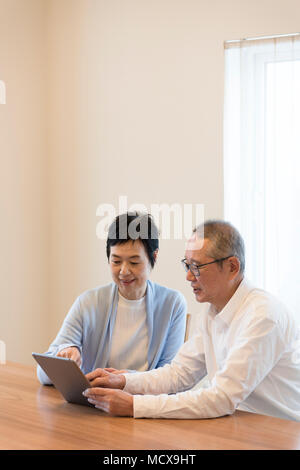 Coppia senior utilizzando tablet PC Foto Stock