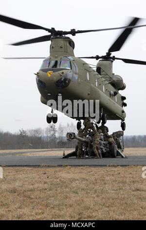 Soldati con la batteria B, campo squadrone di artiglieria, 2° reggimento di cavalleria prep un M777 obice per essere sollevato da un CH-47 Chinook 6 Marzo presso un aeroporto nei pressi di Grafenwoehr, Germania. La Chinook gli equipaggi degli aerei da Bravo Co., 2a sostegno generale Aviation battaglione, 227th reggimento di aviazione, 1° aria brigata di cavalleria imbracatura di eseguire le operazioni di carico a sostegno di Dynamic Front. Dynamic Front è un annuale U.S. Europa esercito esercizio incentrati sull'interoperabilità di U.S. Esercito, servizio comune e allied nazione artiglieria e fuoco di supporto in un ambiente multinazionale. Foto Stock