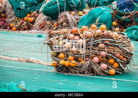 La pesca di essiccazione net giace sulla costa del mare nel porto di Busan. Corea del Sud Foto Stock