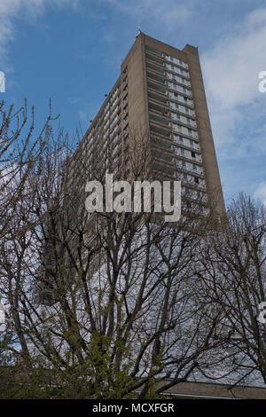 Vista del 26 piani torre Balfron autorità locale edificio residenziale costruito nell'architettura stile Brutalist negli anni sessanta sono state ristrutturate in Foto Stock