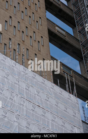Vista del 26 piani torre Balfron autorità locale edificio residenziale costruito nell'architettura stile Brutalist negli anni sessanta sono state ristrutturate in Foto Stock