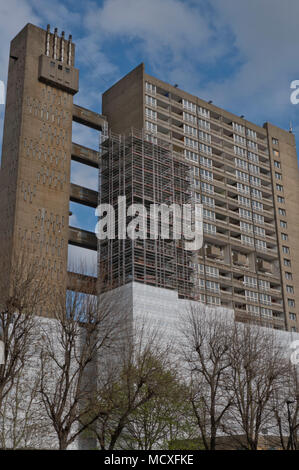 Vista del 26 piani torre Balfron autorità locale edificio residenziale costruito nell'architettura stile Brutalist negli anni sessanta sono state ristrutturate in Foto Stock