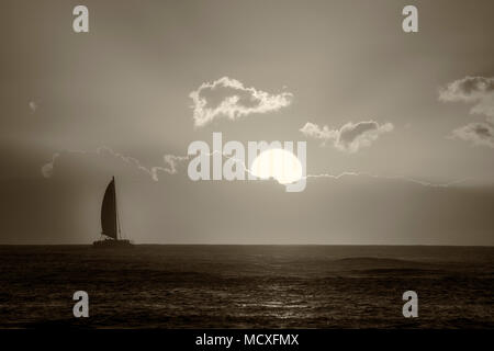 Sailboat at sunset off Kauai coast. Hawaii Foto Stock