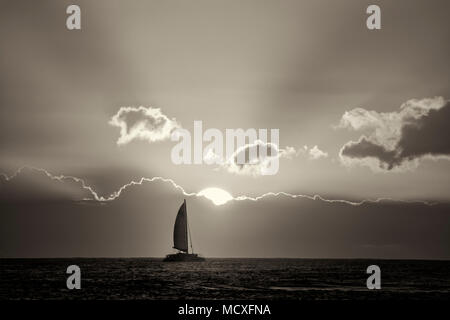 Sailboat at sunset off Kauai coast. Hawaii Foto Stock