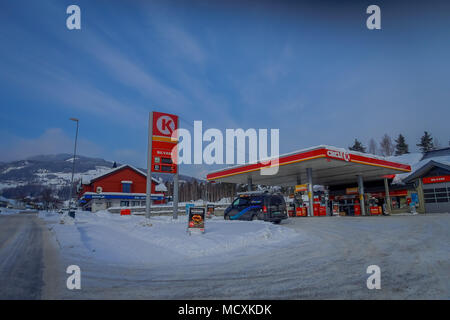 GOL, NORWAR, Aprile 02, 2018: veduta esterna di alcuni posti auto in una stazione di benzina, coperte di neve in GOL Foto Stock