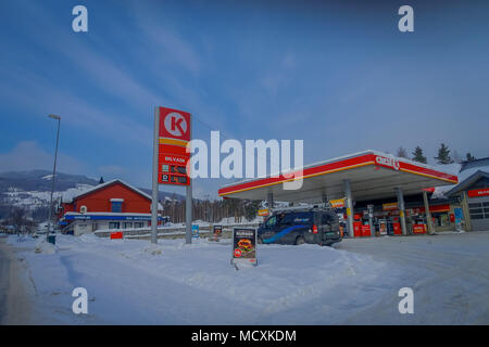 GOL, NORWAR, Aprile 02, 2018: veduta esterna di alcuni posti auto in una stazione di benzina, coperte di neve in GOL Foto Stock