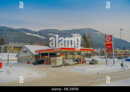 GOL, NORWAR, Aprile 02, 2018: veduta esterna di alcuni posti auto in una stazione di benzina, coperte di neve in GOL Foto Stock