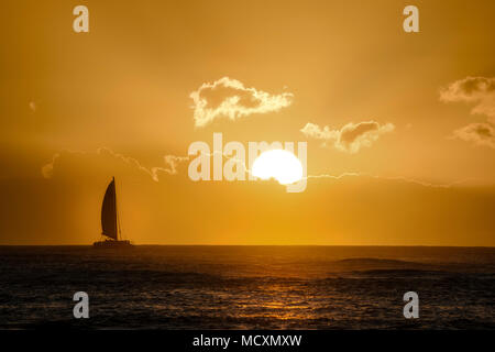 Sailboat at sunset off Kauai coast. Hawaii Foto Stock
