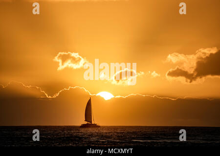Sailboat at sunset off Kauai coast. Hawaii Foto Stock