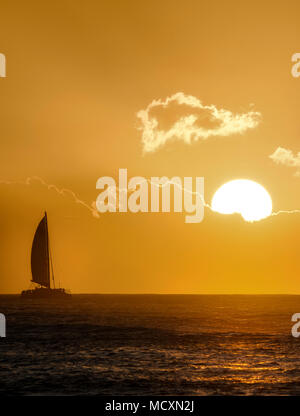 Sailboat at sunset off Kauai coast. Hawaii Foto Stock