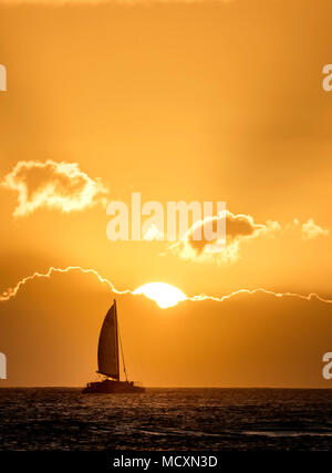 Sailboat at sunset off Kauai coast. Hawaii Foto Stock