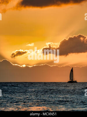 Sailboat at sunset off Kauai coast. Hawaii Foto Stock