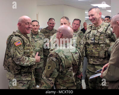 Lt. Gen. Charles D. Luckey, U.S. La riserva di esercito il comando comandante generale, a sinistra conduce un tour del soldato Readiness operazioni di elaborazione guidato da Brig. Gen. Tony L. Wright, 88th Divisione Readiness vice comandante generale, 11 marzo 2018. Soldier Readiness è di elaborazione con successo una prova di concetto programma implementato dall esercito di più unità di riserva con la missione di sostenere una più pronta dal punto di vista medico forza di combattimento. Funzionalmente allineata a U.S. Army Medical Command, ARMEDCOM è unicamente in grado di fornire contemporaneamente ospedale militare e la clinica di espansione, augmentation, dono del sangue Foto Stock