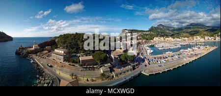 Porta ingresso con faro, yacht harbour, Port de Sóller, Serra de Tramuntana, Maiorca, isole Baleari, Spagna Foto Stock