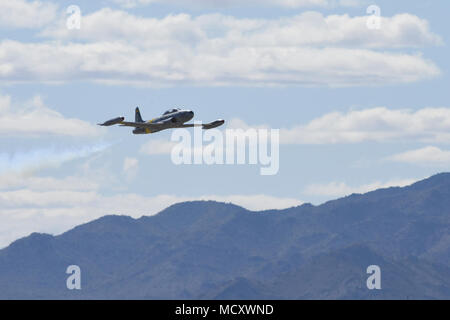 Greg manovre Coyler la sua T-33 velivoli, "l'Asso Maker" durante una dimostrazione di acrobazia aerea a Luke Giorni, Luke Air Force Base, Ariz., Marzo 17, 2018. Luca giorni dimostra la Air Force continui progressi nella costruzione del futuro di airpower con militari e civili di aria agisce inclusi gli Stati Uniti. Navy Blue Angels, F-35 e F-22 visualizza statico, scienza, tecnologia, ingegneria, matematica e mostre e le operazioni militari per le dimostrazioni. Foto Stock