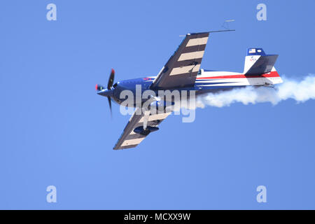 Bob Freeman piloti il suo EXTRA 330SC attraverso i cieli di Luca giorni, dimostrando la sua capacità di acrobazia, Luke Air Force Base, Ariz., Marzo 17, 2018. Luca giorni dimostra la Air Force continui progressi nella costruzione del futuro di airpower con militari e civili di aria agisce inclusi gli Stati Uniti. Navy Blue Angels, F-35 e F-22 visualizza statico, scienza, tecnologia, ingegneria, matematica e mostre e le operazioni militari per le dimostrazioni. Foto Stock