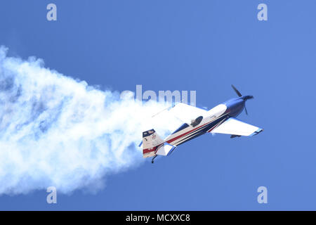 Bob Freeman piloti il suo EXTRA 330SC attraverso i cieli di Luca giorni, dimostrando la sua capacità di acrobazia, Luke Air Force Base, Ariz., Marzo 17, 2018. Luca giorni dimostra la Air Force continui progressi nella costruzione del futuro di airpower con militari e civili di aria agisce inclusi gli Stati Uniti. Navy Blue Angels, F-35 e F-22 visualizza statico, scienza, tecnologia, ingegneria, matematica e mostre e le operazioni militari per le dimostrazioni. Foto Stock