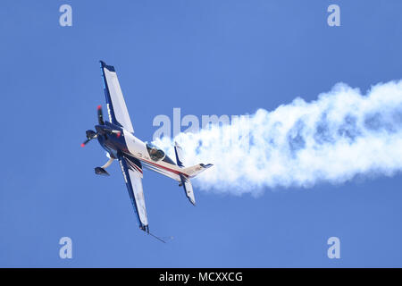 Bob Freeman piloti il suo EXTRA 330SC attraverso i cieli di Luca giorni, dimostrando la sua capacità di acrobazia, Luke Air Force Base, Ariz., Marzo 17, 2018. Luca giorni dimostra la Air Force continui progressi nella costruzione del futuro di airpower con militari e civili di aria agisce inclusi gli Stati Uniti. Navy Blue Angels, F-35 e F-22 visualizza statico, scienza, tecnologia, ingegneria, matematica e mostre e le operazioni militari per le dimostrazioni. Foto Stock